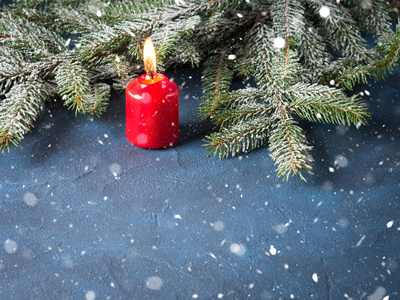 黑暗的圣诞节背景与红蜡烛