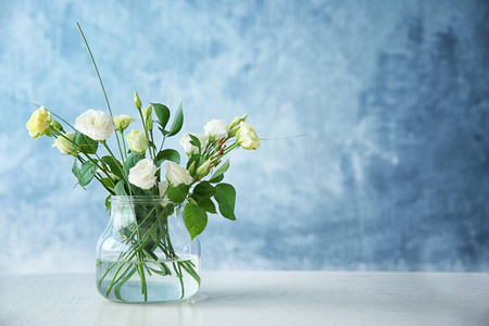 玻璃花瓶与花束