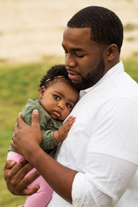 非裔美国人父亲抱着他的女儿