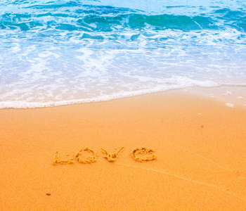 在沙滩上题字。爱