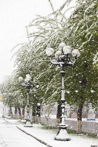 城市小巷和下雪