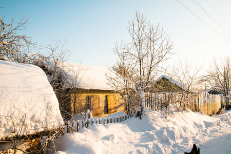 冬天村庄和周围的雪