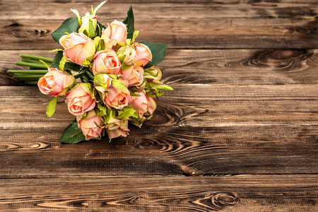 玫瑰情人节卡束鲜花上木制背景帧