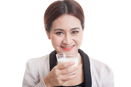 健康的亚洲女人，喝一杯牛奶