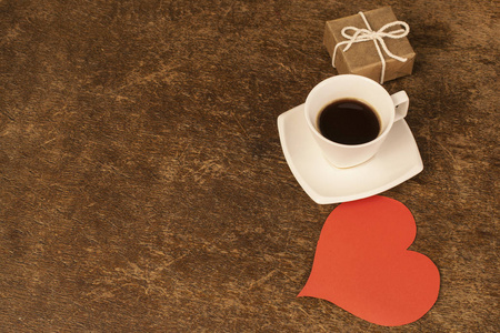 情人节那天早上。热咖啡 大红色的心和可爱的礼物