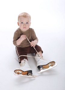 有趣的小孩有溜冰鞋