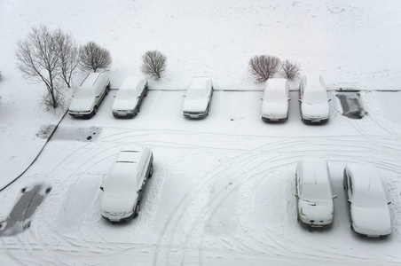 车后的降雪图片