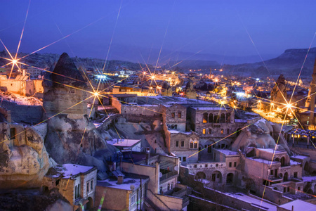 乌奇希萨尔镇的夜景。洞穴城市在卡帕多西亚。土耳其