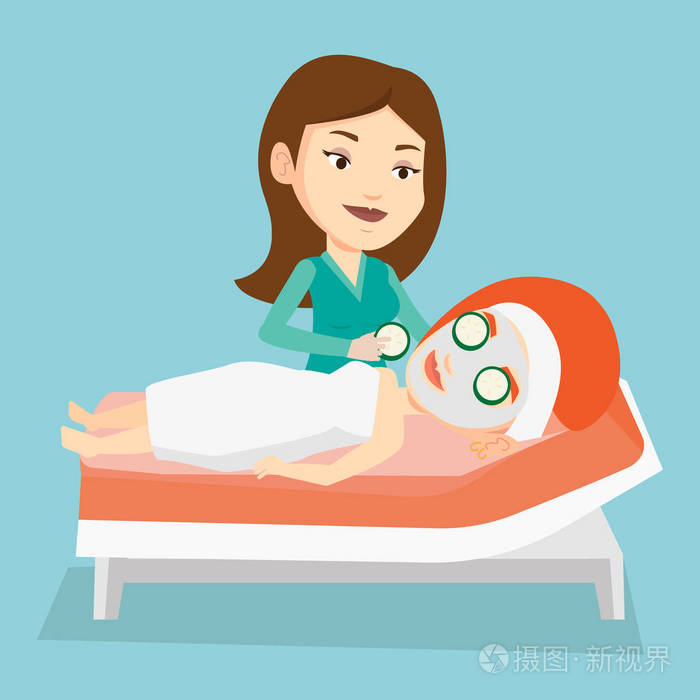 对女人做美容护理的美容师