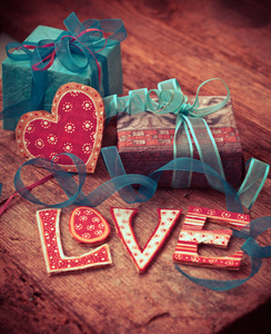 礼品盒和心与爱的标志