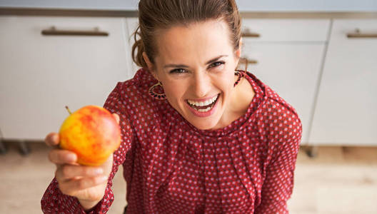 幸福女人举起按住苹果秋季时令蔬菜