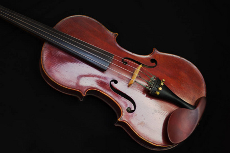 木制的褐色小提琴