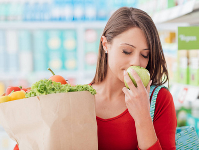 女人抱着购物袋的蔬菜