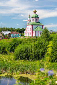 古老的教堂里的一个夏日，苏兹达尔 俄罗斯的城市。俄罗斯的金戒指