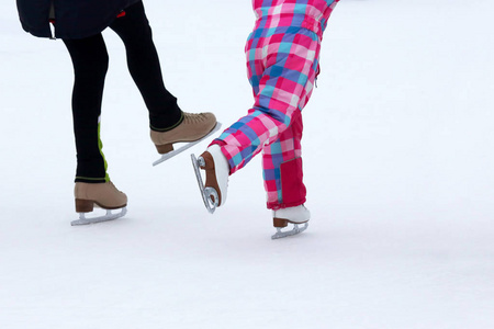 冰场上儿童滑板