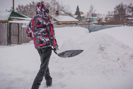 男子铲子清理积雪