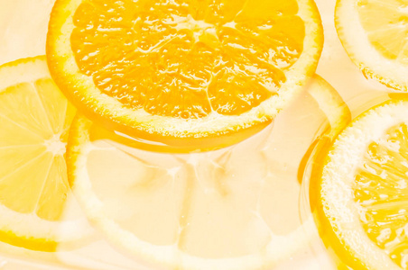橙和柠檬柑橘水果片在水中