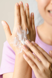 女人的手和洗剂来保持皮肤的水分