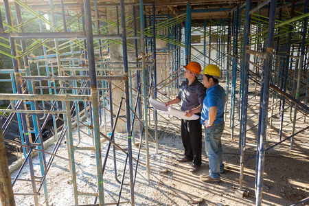 在施工现场工作的工程师建筑师