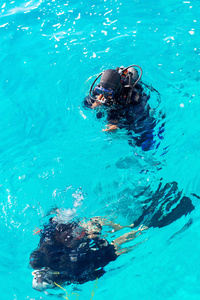 几个潜水员在辽阔的海洋上阳光灿烂的日子