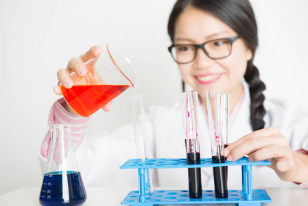 年轻的亚洲女性科学家在实验室里