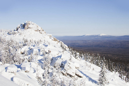 山脉 Zyuratkul。森林和雪堆，冬季景观