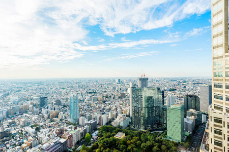 商业和文化概念   现代城市全景天际线空中鸟瞰与东京大都会政府大楼剧烈太阳和早上下蓝色多云的天空，在东京，日本