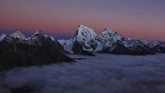 在喜马拉雅山的粉红色日落