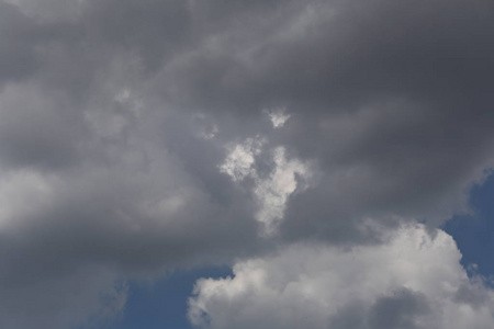 雨云在天空中的气候概念形成