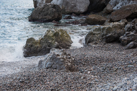 在海上的岩石在一个小风暴