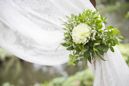 婚礼拱门装饰着洋桔梗玫瑰花朵上婚礼 c