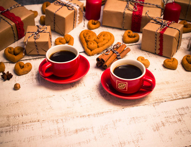 两个红色的咖啡杯子，一颗心和礼品的形状的饼干