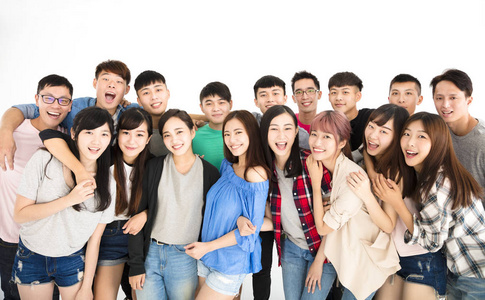 快乐的年轻学生组站在一起