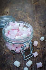 在一个罐子里的粉色和白色棉花糖