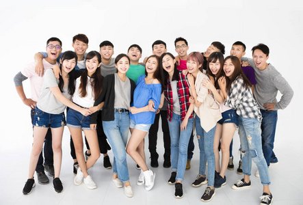快乐的年轻学生组站在一起