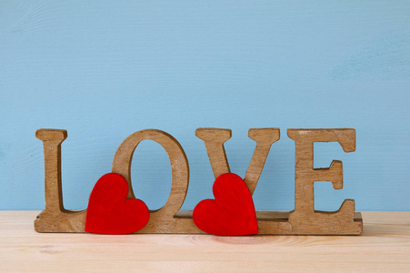 爱字从木制字母和红色的心