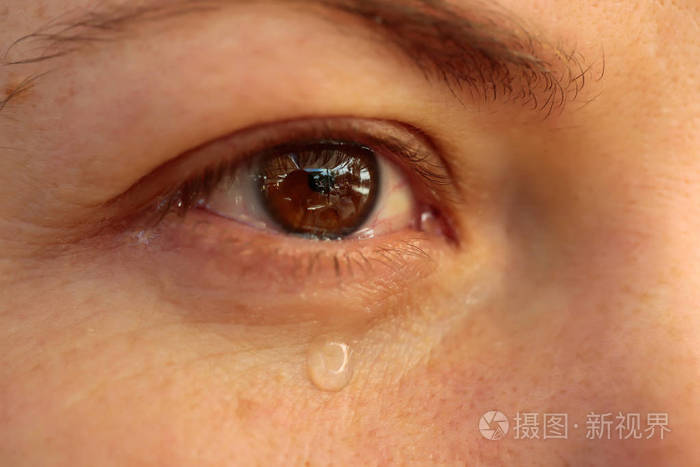 照片 含泪的眼睛的特写.在女人的眼滴泪.伤心的女孩哭泣.jpg