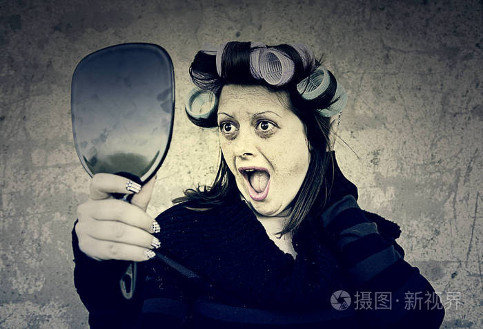 在镜子里的女人尖叫声