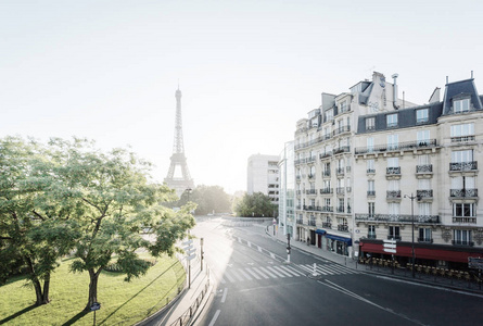 阳光明媚的早晨和艾菲尔铁塔，巴黎，法国