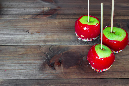 木制的桌子上的糖果苹果