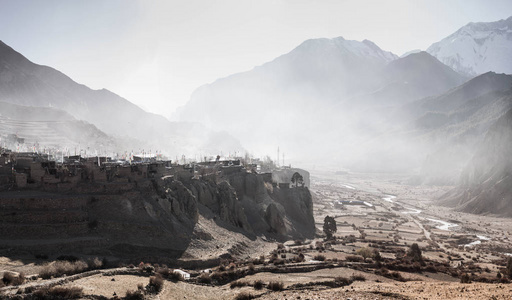 在雾中的尼泊尔山区的村庄图片