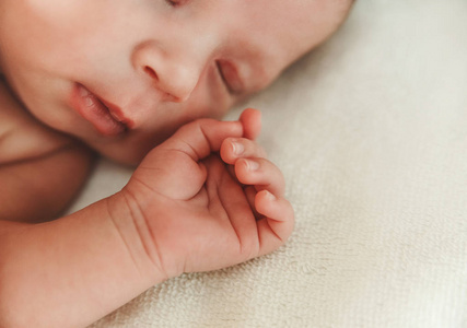 刚出生的婴儿小碰手脸的一部分