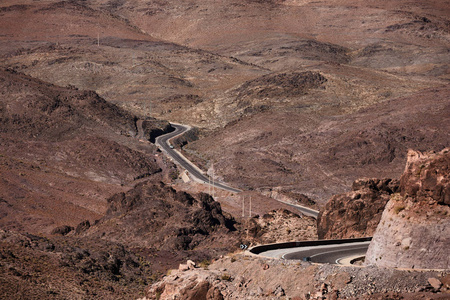 在摩洛哥的阿特拉斯山的曲折的道路
