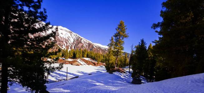 美丽多云日出与雪岭山脉