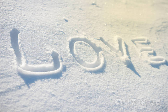 在雪地上写爱字