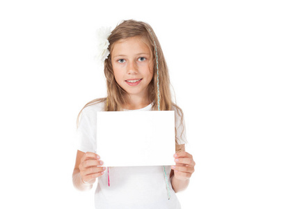 小女孩微笑着拿着一张白色的卡片，横幅