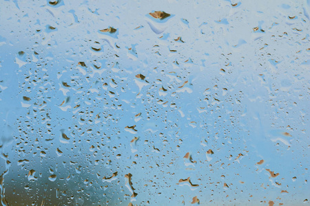 雨后水滴在玻璃上