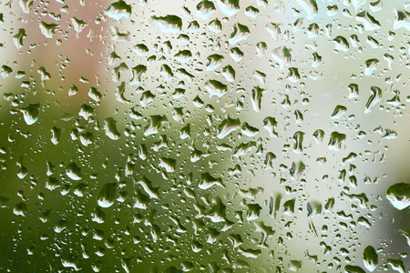 雨后水滴在玻璃上