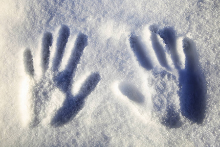 男子在冬季雪地上留下的脚印照片，用于微型支架