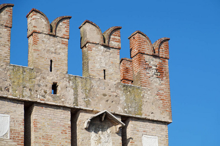 老中世纪城堡。强化墙和塔的细节